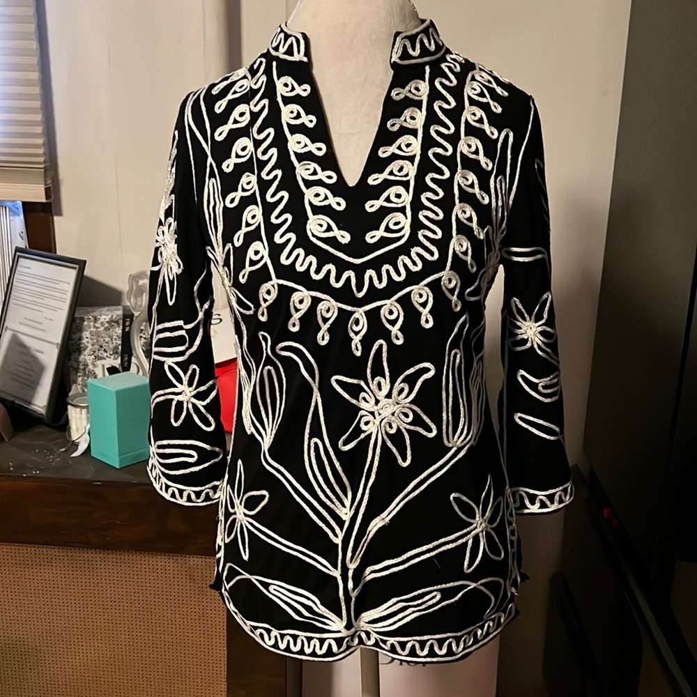 Lauren Michelle small 3/4 length sleeves black blouse with raised print
